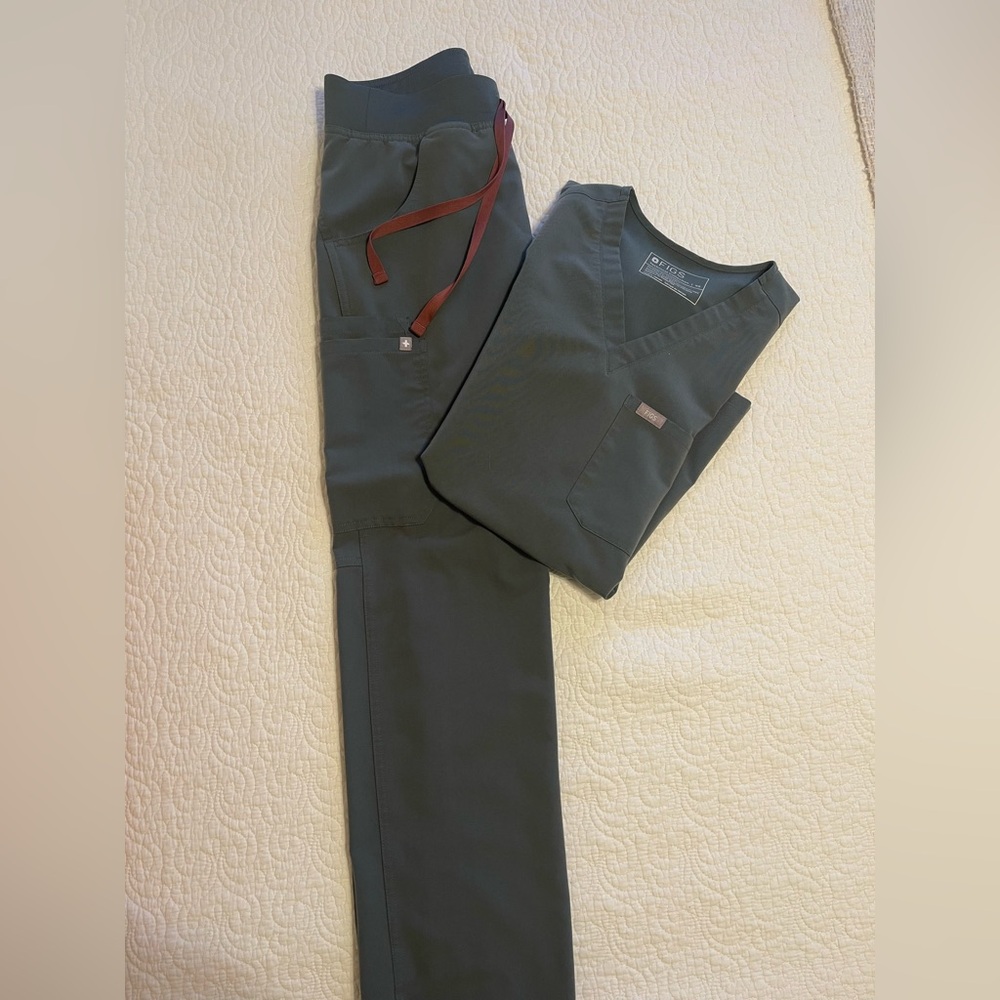 Figs limited edition bonsai scrubs set. Kade cargo bottoms w/ Catarina top. XS